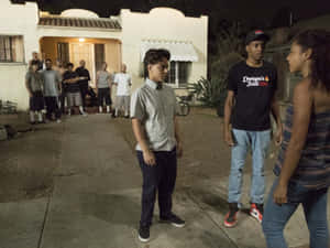 青少年在夜間於住宅區人行道上互相對峙。