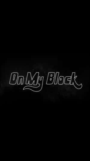 在帶紋理的黑色背景上發光的白色「On My Block」標誌。