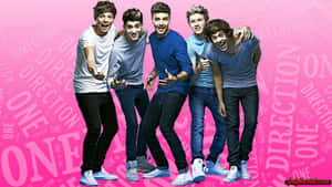 五位年輕男子在粉紅色背景上與「ONE DIRECTION」文字愉快地擺姿勢。