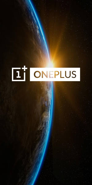 太空中日出時地球上的 OnePlus 標誌 — OnePlus 壁紙