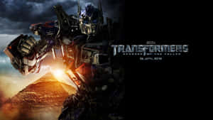 變形金剛電影海報中，Optimus Prime 機器人在日落時分站在金字塔前。 — 機械人 壁紙