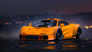 橙色McLaren F1跑車在夜間濕路上，城市燈光倒映。 — 4K 法拉利 壁紙