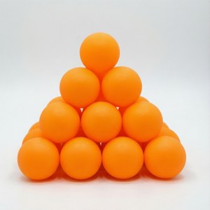 白色表面上橙色乒乓球的金字塔