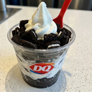 Dairy Queen Oreo軟雪糕甜品，透明杯裝配紅色匙羹。