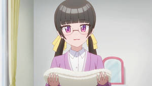 戴眼鏡、黃絲帶的動漫女孩在室內抱著一個 fluffy 枕頭。