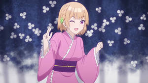穿著粉紅色和服的動漫女孩在晚上眨眼並做出和平手勢。