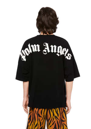 穿著黑色Palm Angels T恤和虎紋褲子的人，從背後看。