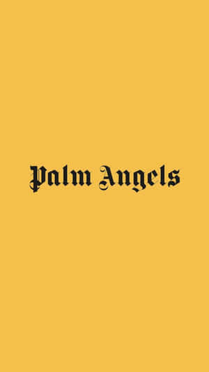 黃色背景上以黑色哥德字體顯示的 Palm Angels 標誌。