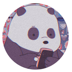 一隻卡通熊貓手持電話，帶有故障效果，周圍有心形貼紙。 — 卡通 壁紙