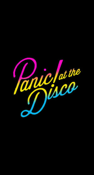 黑色背景上以彩虹漸變顯示的 Panic! at the Disco 標誌