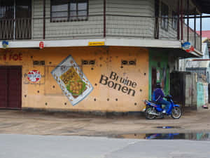 電單車手駛過佈滿塗鴉的牆壁，牆上有「Bruine Bonen」和Pacifico啤酒標誌。 — 火影忍者海報 壁紙