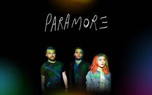三位樂隊成員在深色背景上帶有發光霓虹效果和「PARAMORE」文字。