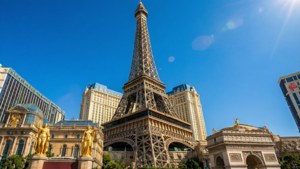 艾菲爾鐵塔複製品，配有金色雕像和豪華酒店，在清澈的藍天下。