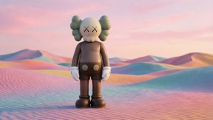 KAWS 人偶站在日落時分色彩繽紛的沙漠景觀中