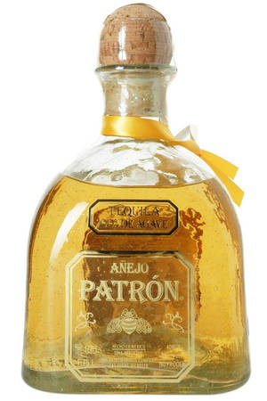 一瓶Patrón Añejo龍舌蘭酒，帶有金色液體和黃色絲帶。
