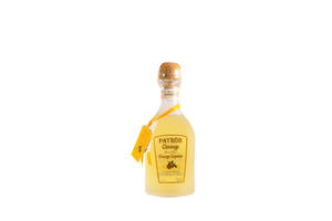 Patron Citronge 橙味利口酒瓶，帶軟木塞和黃色標籤，白色背景