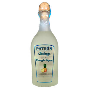 Patrón Citrónge菠蘿利口酒樽，帶軟木塞同標籤。