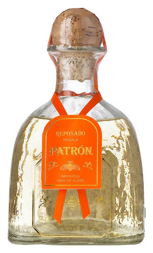 一瓶帶有橙色標籤和絲帶的Patron Reposado龍舌蘭酒。