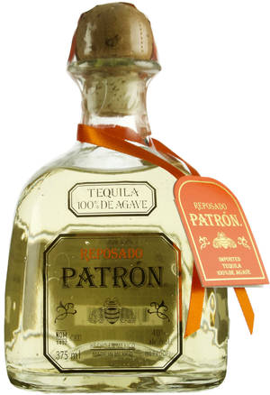 Patrón Reposado龍舌蘭酒瓶，帶有橙色絲帶和金色標籤。