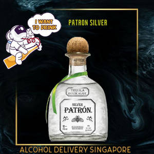 一個Patron Silver龍舌蘭酒瓶，帶有綠色絲帶，卡通太空人拿著瓶子說「我想喝」。