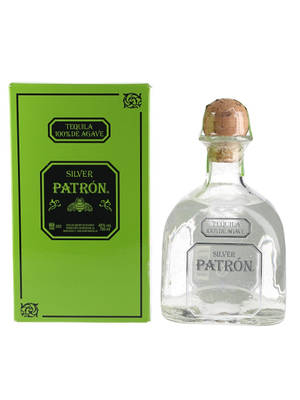 白色背景上的 Silver Patrón 龍舌蘭酒瓶和綠色盒子