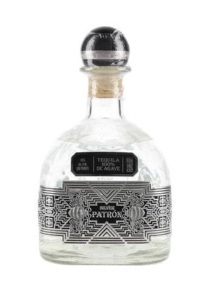 帶有黑色和銀色幾何標籤的Patron Silver Tequila瓶。