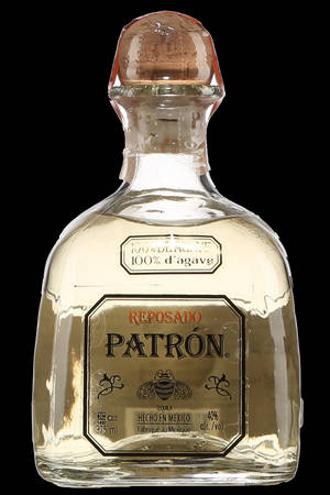 Patrón Reposado龍舌蘭酒瓶，帶有金色標籤和蜜蜂標誌，黑色背景。