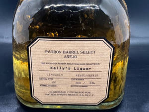 帶有手寫標籤細節的 Patrón Barrel Select Añejo 酒瓶。