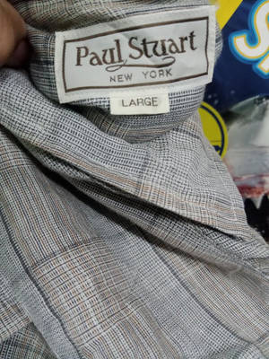 Paul Stuart New York 恤衫領嘅特寫，附有大型尺寸標籤。