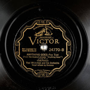 特寫一個復古 Victor 唱片標籤，帶有金色文字和標誌。