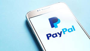 在藍色表面上顯示PayPal標誌的智能手機 — 凌志標誌 GIF 壁紙