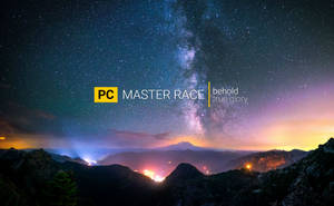 星空下的山脈，銀河系和閃爍的山谷燈光，帶有PC Master Race文字。