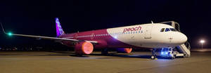 Peach Airlines飛機夜間停泊在停機坪上，燈光閃耀