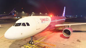Peach Airlines飛機夜間停泊在機場停機坪上，帶有黃色標記。