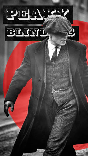 1920年代黑幫裝扮的男人在紅色圓形背景和 Peaky Blinders 文字下行走。