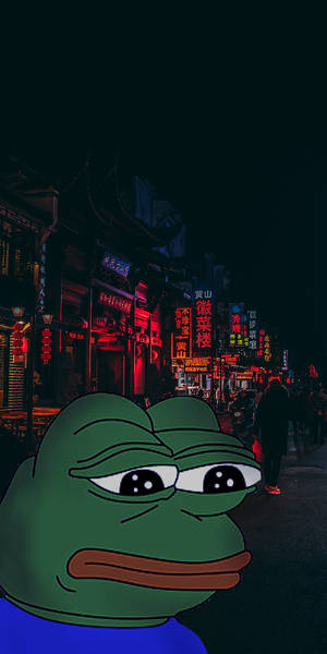 悲傷的綠色卡通青蛙在夜晚霓虹燈中國街道前。