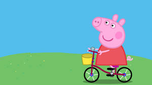 Peppa Pig 在藍天下騎著三輪車在草地上。 — 可愛卡通 壁紙