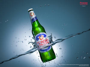 綠色 Peroni 啤酒瓶在清澈的水中飛濺，水滴四濺。