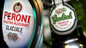 兩瓶品牌啤酒 Peroni 和 Grolsch，帶有詳細標籤和玻璃反射。