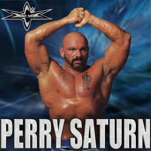 摔角手 Perry Saturn 展示肌肉，帶有 WWE 品牌標識。