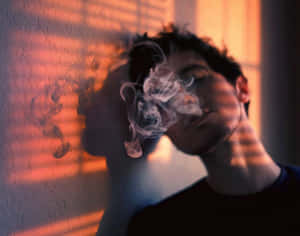 一個人在溫暖的室內光線中呼出煙霧，百葉窗投下陰影。