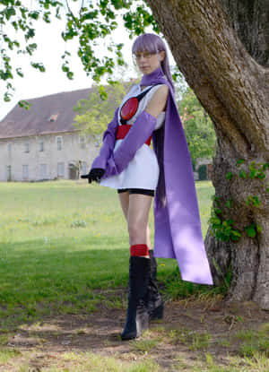 穿著紫色和白色cosplay的人戶外靠著樹。 — Oppo Pad 5 霧面螢幕 壁紙