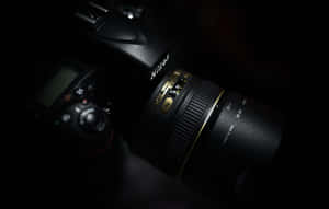 在昏暗光線下，配備金環鏡頭的 Nikon DSLR 相機特寫。