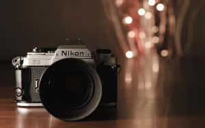 木桌上的復古Nikon FG菲林相機，背後有柔和燈光。