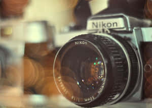 懷舊Nikon相機鏡頭特寫，背景溫暖散景。