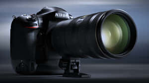 專業Nikon D4相機配備遠攝鏡頭，置於影樓支架上。