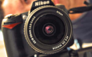 Nikon DSLR相機鏡頭特寫，可見文字和反射。