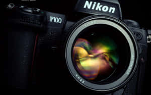 Nikon F100相機特寫，帶有彩虹鏡頭光暈。