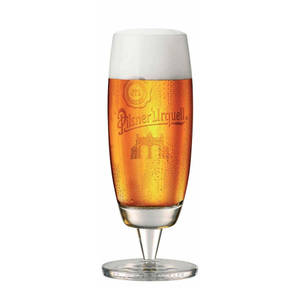 冰凍的Pilsner Urquell啤酒，盛載於有冷凝水珠和白色泡沫的品牌玻璃杯中。