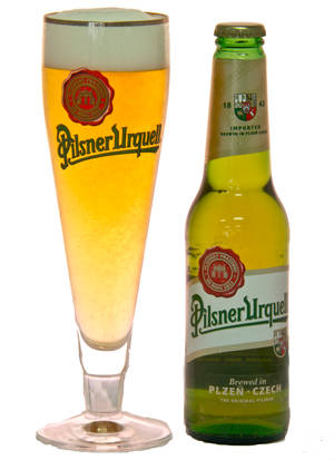 Pilsner Urquell啤酒瓶和玻璃杯，裝有金色液體和白色泡沫。